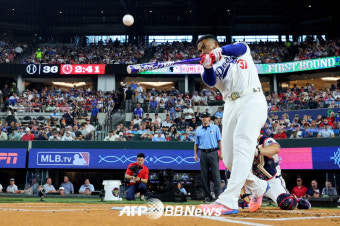 'LA 다저스 선수로는 최초 감격' 테오스카 에르난데스, 홈런 더비 우승! [MLB 올스타전]