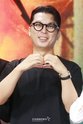 포즈 취하는 '스위트홈 시즌3' 이응복 감독[포토]