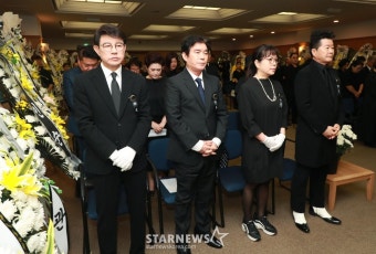 故 현철 영결식 '슬픔에 잠긴 동료가수들'[포토]