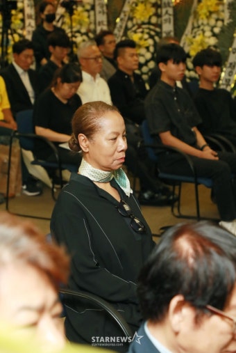 故 현철 영결식 참석한 인순이[포토]
