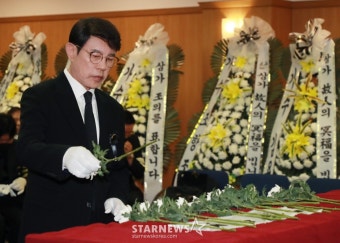 故 현철 영결식 '헌화하는 설운도'[포토]