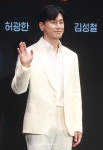 김무열 '여심 잡는 손인사'[포토]
