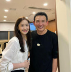 소녀시대 윤아, 티파니와 연극 나들이..황정민과 쓰리샷