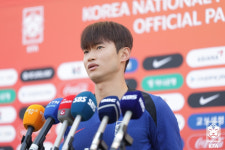 '대표팀 최고 화두' 측면 수비 싹 바뀐다, 김진수-김태환 제외... '04년생' 최우진 파격 최초 발탁