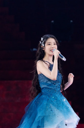 아이유, 女 최초 상암벌 입성..10만 관객 울린 앙코르 콘서트 성료