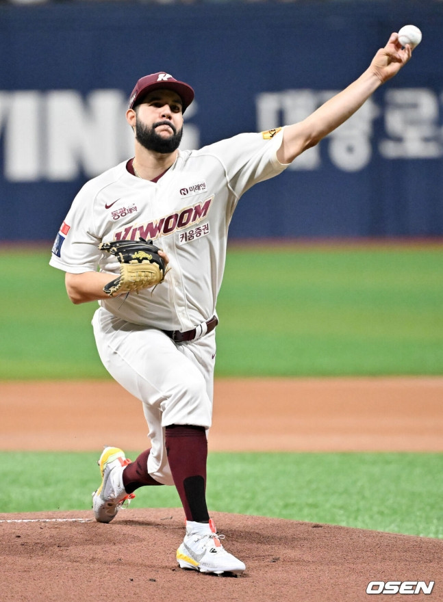 KT vs LG 경기에서 헤이수스가 손용준에게 헤드샷으로 퇴장, LG가 7-0으로 승리