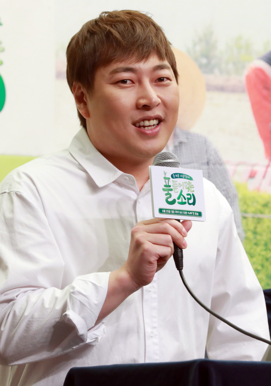 코미디언 이진호, BTS 지민·이수근으로부터 돈 빌려 불법 도박? 추가 보완수사 요청.