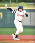 롯데 우승! KBO 가을리그 초대 챔피언 등극... 추재현·김민석 4안타 폭발 [울산 현장리뷰]
