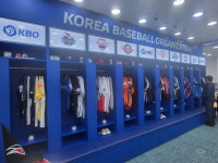 오피스디포양재코트라점 | 강남 한복판에 있는 'KBO 스토어', 1000만 관중 인기를 실감하다 [류선규의 비즈볼]
