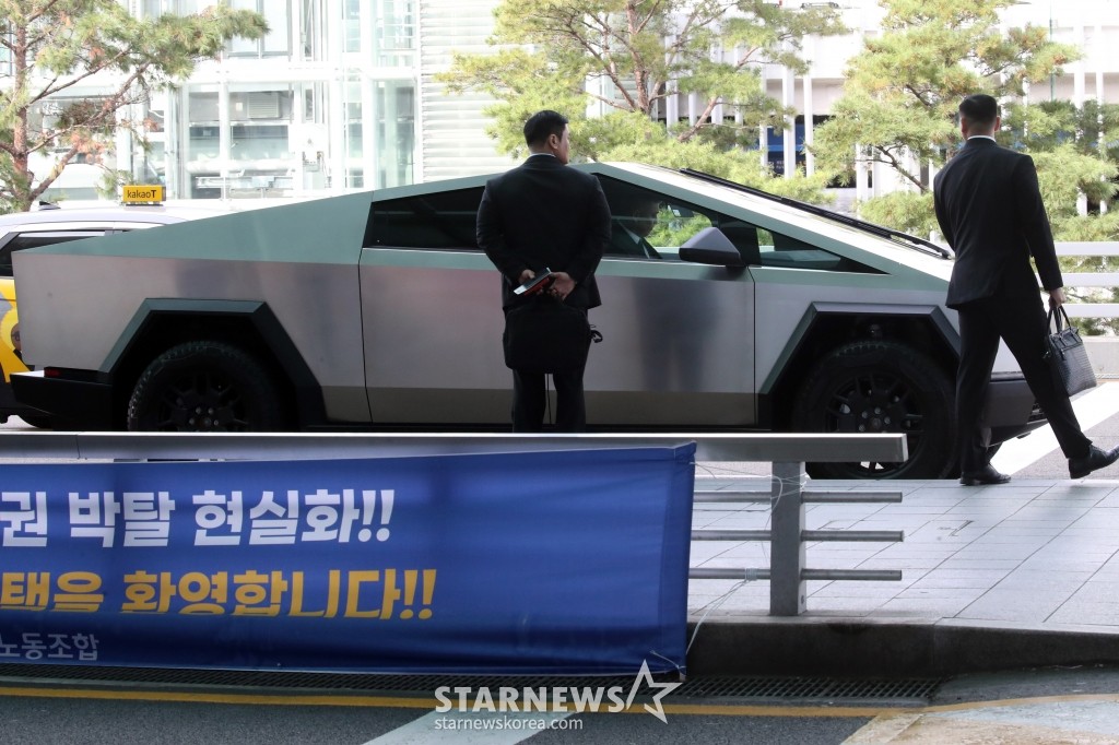 지드래곤, 테슬라 사이버트럭 타고 인천공항 등장! 미래 지향적인 디자인에 패션 매치로 이목 집중