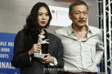 홍상수김민희, 함께 만든 행복한 결과..'수유천' 최우수 작품상 쾌거