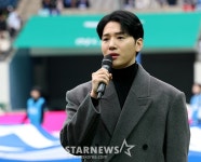 [포토] 멜로망스 김민석 '감미로운 애국가'
