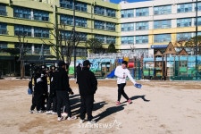 와 LG 오지환 클래스 보소, 이 영하 혹한 속 날씨에... 절친 후배 3명과 잊지 못할 추억 안기다 훈훈 [논현동 현장]