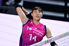 김연경·피치·정윤주 45점 합작 흥국생명→2위 현대건설 압도 선두 질주... 6050명 매진 삼산 열기 미쳤다 [인천 현장리뷰]