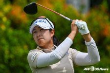 KLPGA 3관왕 윤이나가 깨어났다, 컷 탈락→1R 공동 4위... 파죽지세 김아림 또 1위 질주 [LPGA]