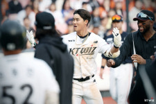 'KBO 최초 기록' 배정대가 막았다! KT, 연장 11회말 끝내기로 한화에 5-4 승 [수원 현장리뷰]