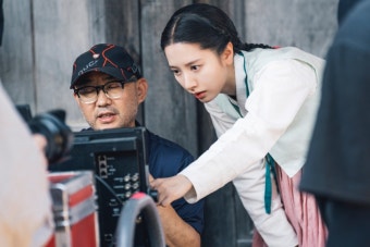 '귀궁' 김지연, 모니터도 꼼꼼하게..촬영 비하인드 공개