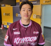 편하게 하자 마음가짐 바꾼 36세 방출 이적생, 연장 결승타→데뷔 첫 만루포 인생경기라는 선물을 받았다