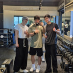BTS 뷔·정국·송강, 같은 헬스장서 목격..근육 벌크업 美쳤다 [스타이슈]