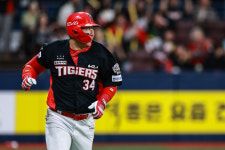 KIA, 키움 유일 외인 겨냥해 우타자만 8명 도배 최형우, 찬스 오면 바로 나간다