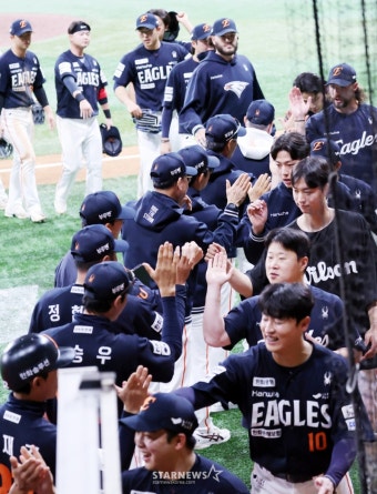 한화 이글스, 40년 만에 10연승 달성! 김경문 감독의 통산 3번째 10연승 기록으로 역사적 순간을 만들어내며, 대기록 선수 득심.