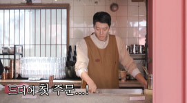 늦어지는 커피 이동건 미소 사라졌다..제주 카페서 무슨 일?[스타이슈]