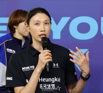 [포토]'감독은 소통이죠!' 김연경 감독