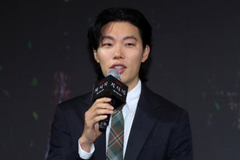 류준열, 송혜교와 한솥밥 먹을까..UAA 만났다 