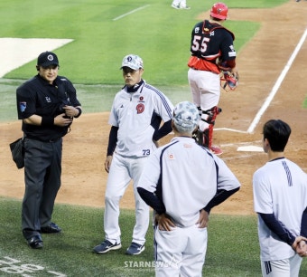 [포토]'주먹 꽉!!!' 조성환 감독대행