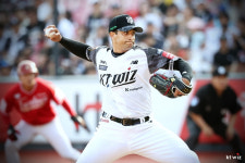 ERA 6.17 KT 쿠에바스 교체할까... 이강철에 물었더니 아무 말 안 할래요