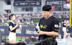 [포토]역전당해 속이탄다 김주일 응원단장