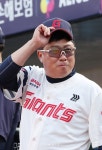 [포토] 팬 환호에 답례하는 김태형 감독