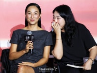 질문듣는 배우 그레타 리[★포토]