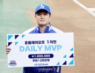 [포토]'준PO 1차전 승리투수 최원태' 데일리MVP로 뽑혀