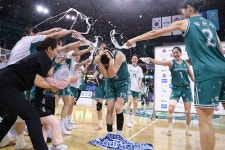 은퇴하려 했는데 전인미답 601경기 새역사, 눈시울 붉힌 김정은 지금껏 뛴 이유는... [부천 현장]