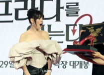 메릴 스트립·앤 해서웨이 K전통문양 '꽃신' 선물..허리숙여 '감사'[스타이슈]
