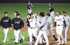 [포토]동료들과 기쁨만끽 10회말 첫타석이 끝내기안타 강민성