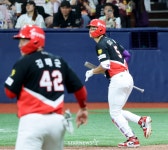 [포토] '홈런이 아니어도 3타점' 만루에서 싹쓸이3타점 김도영