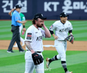 [포토] '왜 저에게 1회부터 만루위기를' KT 선발투수 로건