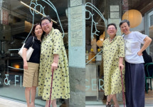'각막이식 수술' 양희은, 지팡이 들고 외출..건강 되찾고 밝은 미소 