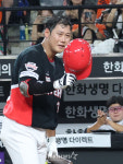 [포토] 친정팀에 인사하며 울먹이는 하주석