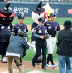 [한번에쓱]황재균 은퇴식 '부모님의 시구와 시타' 황재균은 포수로 나섰다