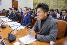 '국감 출석' 박진영, 패노메논 상표권 논란 인정·특혜 의혹은 반박 