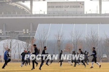 상암 월드컵경기장 보조구장에서 몸을 푸는 쿠웨이트