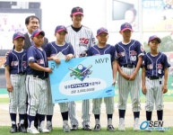 [사진]KBO 선정 5월 타자 MVP상을 받은 박용택