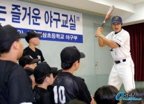 [사진]스윙 시범을 보이는 홍성흔