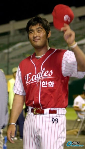 [사진]데뷔전서 구원승을 거두고 팬들에게 인사하는 조성민