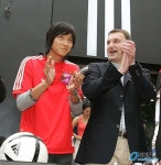 [사진]박수 치는 강동원과 아디다스 코리아 대표