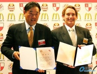 [사진]약정서를 들어 보이는 한국 맥도날드 사장과 부산 사장