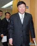 [사진]회의실을 나서는 이상국 KBO 사무총장
